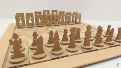 Juego de ajedrez hecho con materiales reciclados