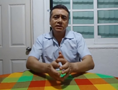 Dr. Andrés Arias Pineda hablando sobre los beneficios del ajedrez