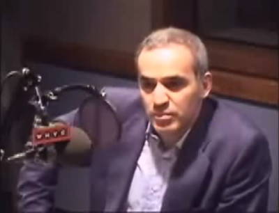 Kasparov explicando errores comunes en ajedrez