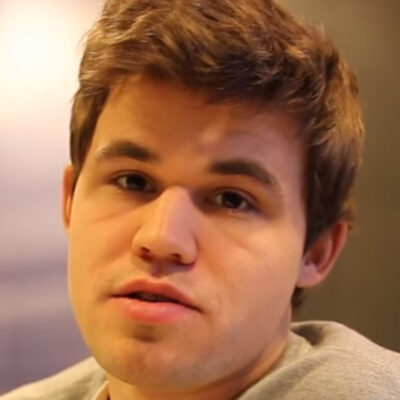 Tablero de ajedrez con jugadas de Magnus Carlsen