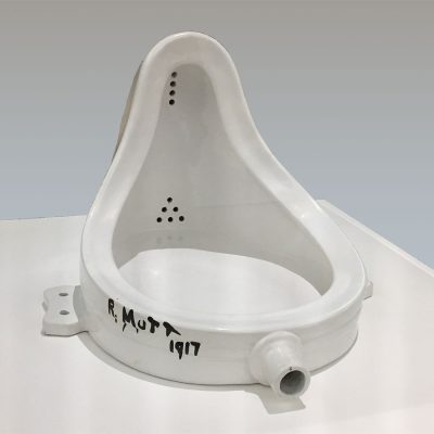 Marcel Duchamp jugando ajedrez