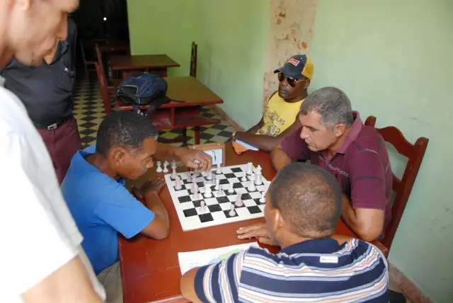 Cuba, Camaguey :: Espectadores y ajedrecista a una mesa de ajedrez
