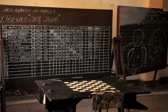 Cuba, Cienfuegos :: En un salón pizarra de un torneo y mesa de ajedrez