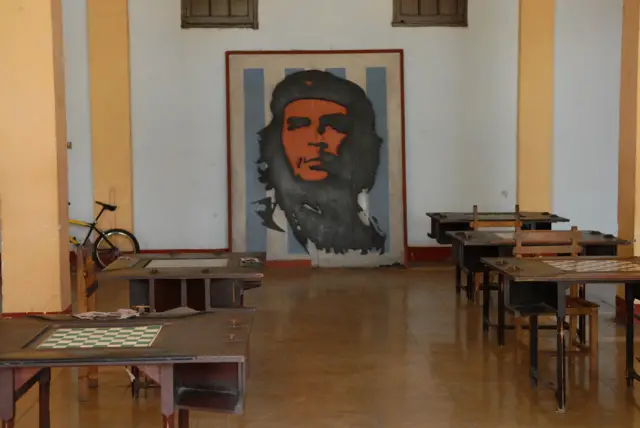 Cuba, Cienfuegos :: Salón de ajedrez con un cuadro del Che Guevara