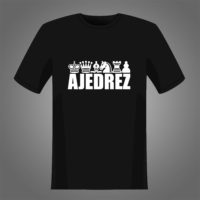 Diseño de camiseta con la palabra 'Ajedrez' y piezas de ajedrez - versión en blanco