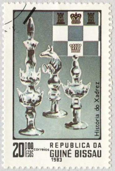 Estampilla: Historia del Ajedrez. Piezas de vidrio. República de Guinea Bissau 1983.