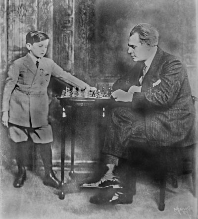 Samuel Reshevsky con el cantante de opera Joseph Schwarz en 1922