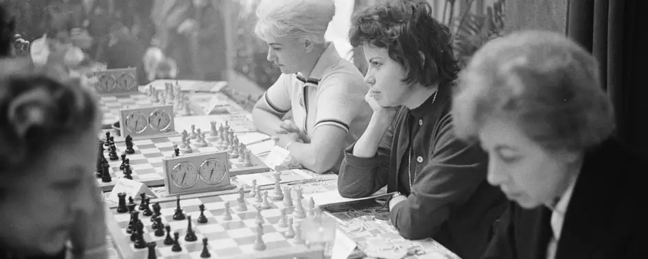 Descubre el talento de las mujeres en el ajedrez.