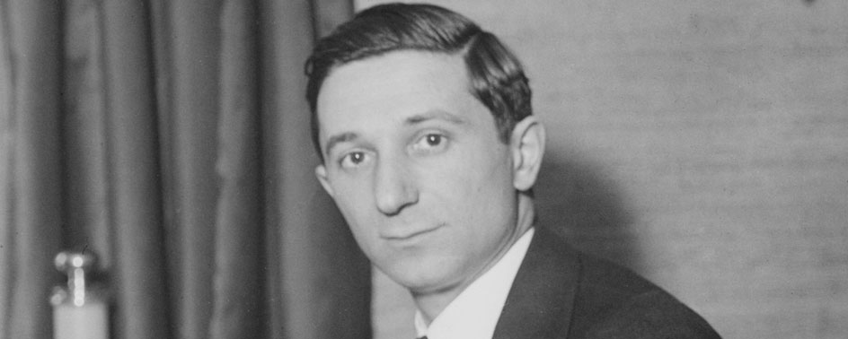 Edward Lasker, gran maestro y autor de ajedrez. Edward Lasker durante una partida de ajedrez en un campeonato.