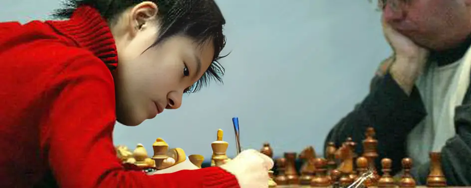 Hou Yifan jugando una partida de ajedrez en un campeonato internacional.