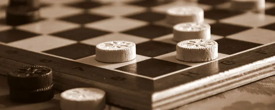 Descubre una selección de juegos de damas con diversas variantes para disfrutar en línea.