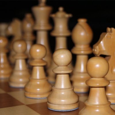 Tablero de ajedrez con tres niveles de dificultad intermedia